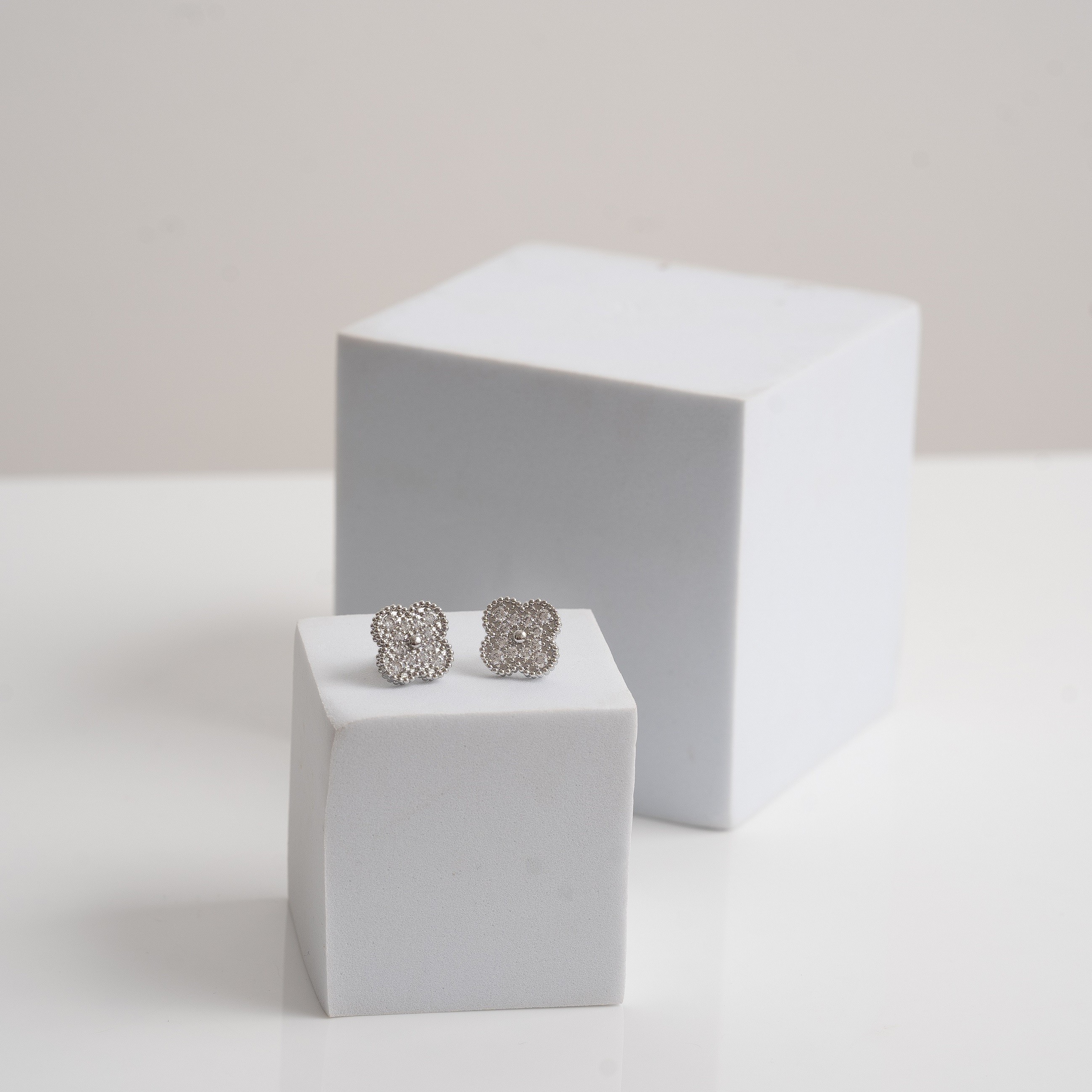 VCA -  one Flower Earring
