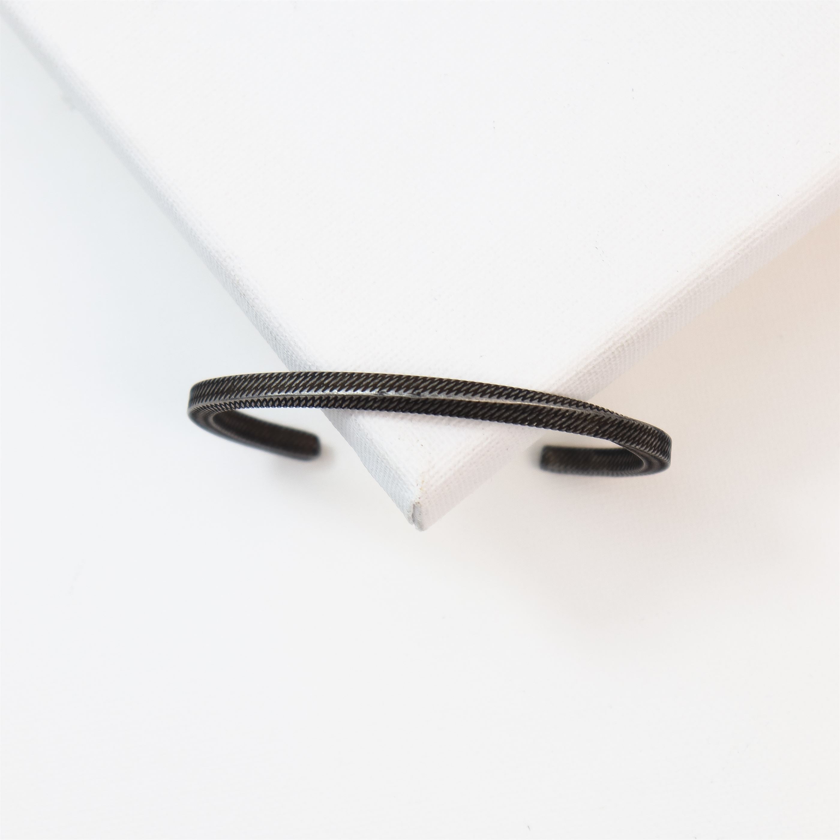 FM - Twisted Square Metal Bangle